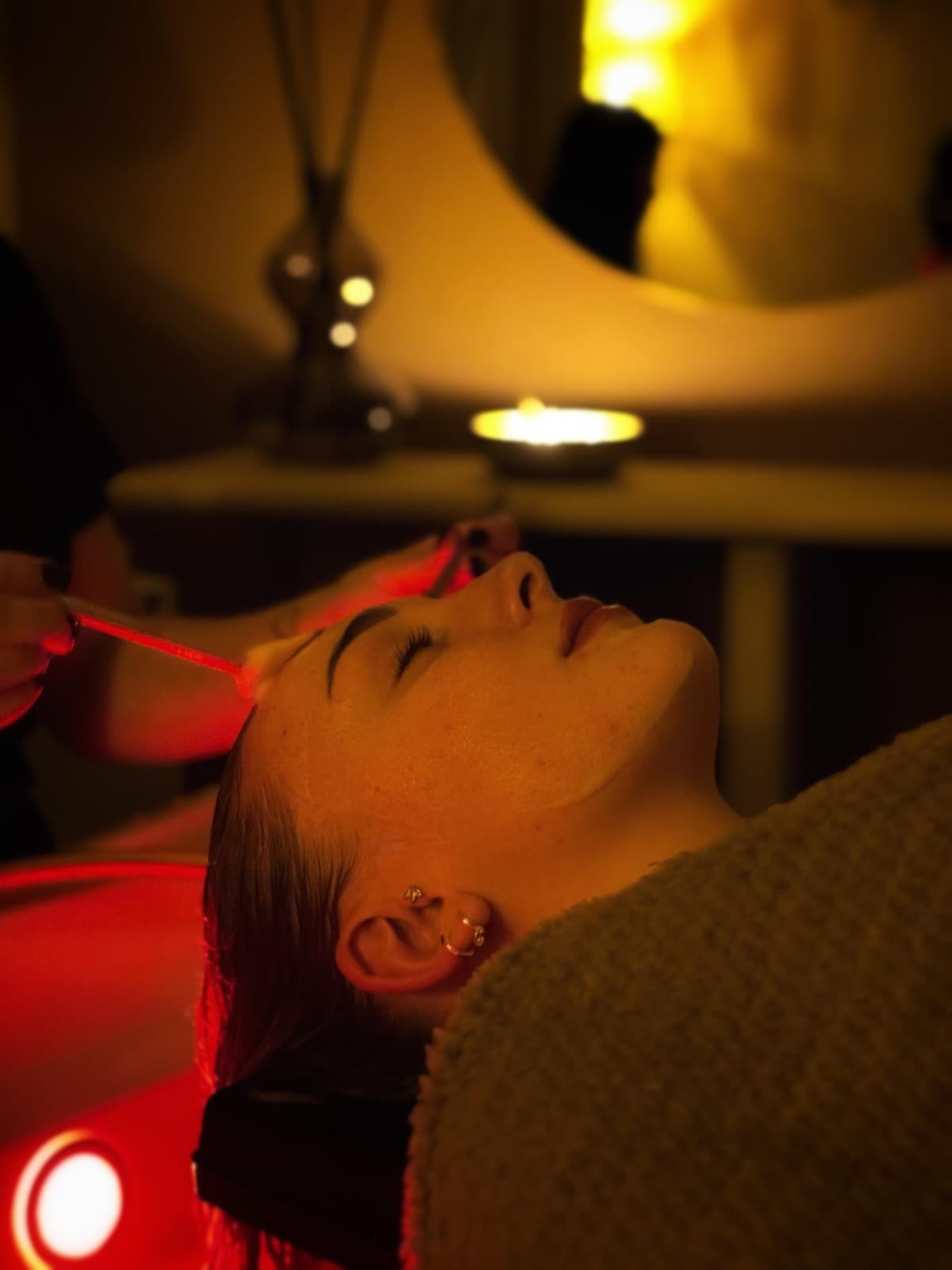 Head Spa japonais à Thionville — cliente les yeux fermés, lumière ambrée, atmosphère apaisante