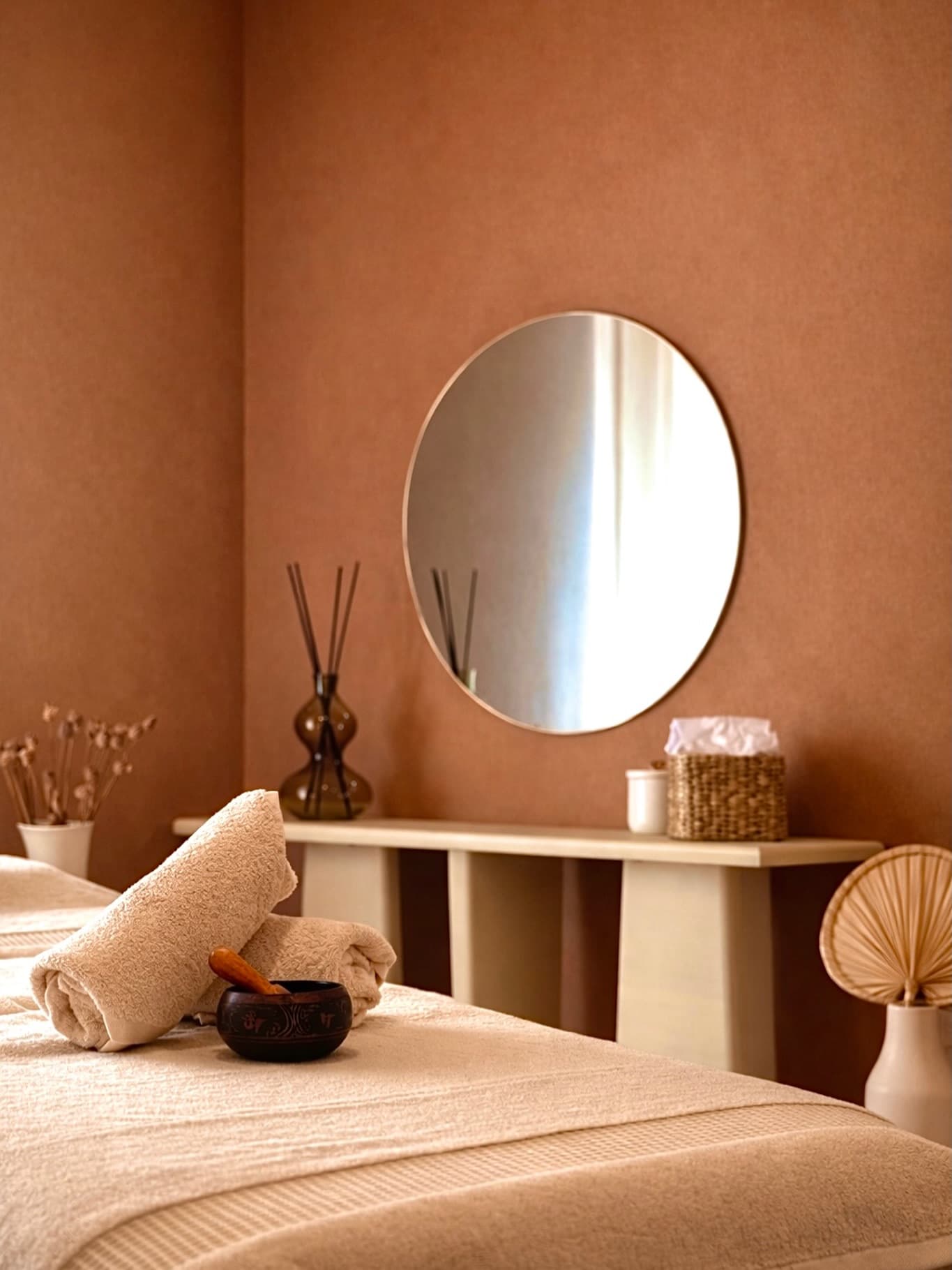Rituel signature à Thionville : salle de soin privée, table de massage, bol tibétain, ambiance terracotta